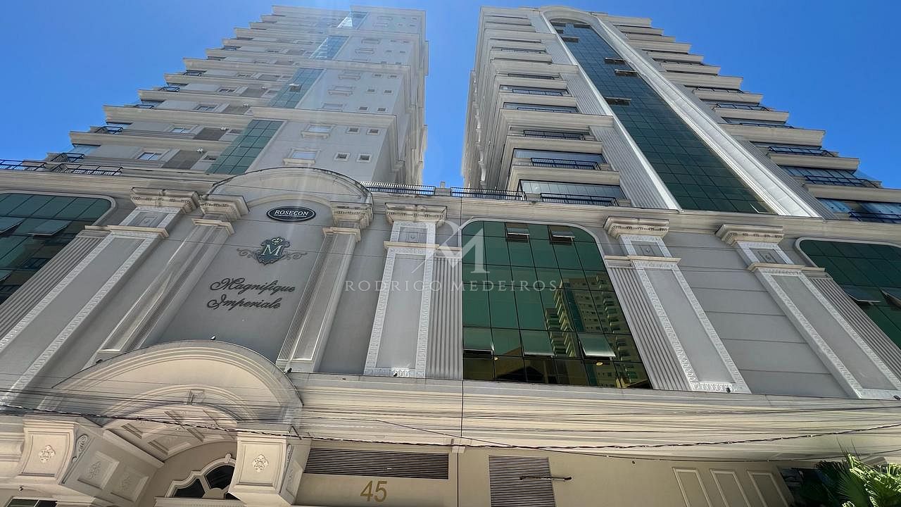 Apartamento com 4 suítes e vista mar na Meia Praia