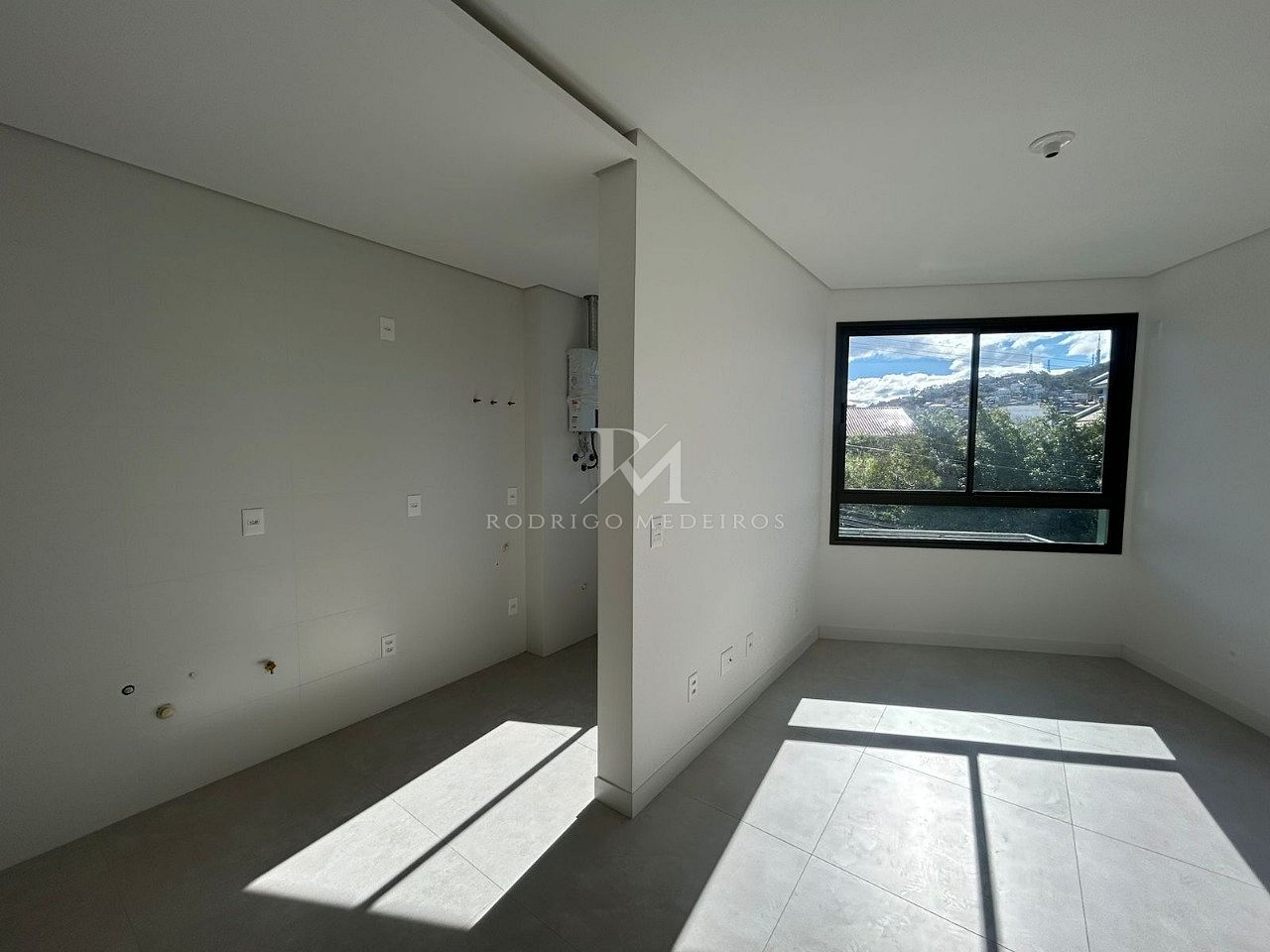 Apartamento com 2 dormitórios (1 suíte) na Carvoeira – Florianópolis