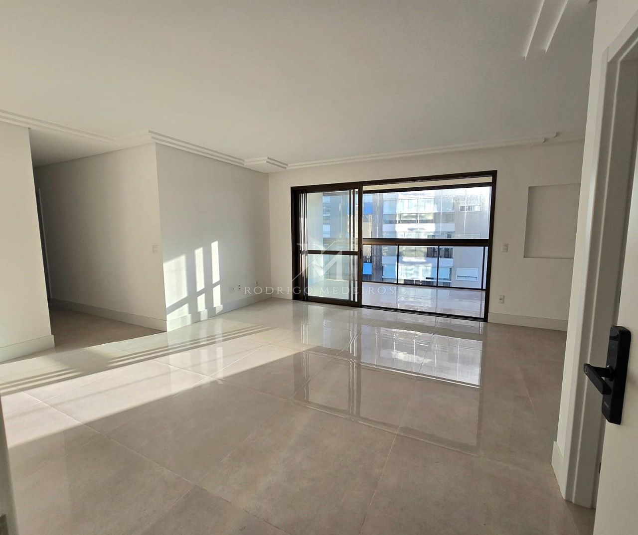 Apartamento com 3 suítes no Kobrasol, São José