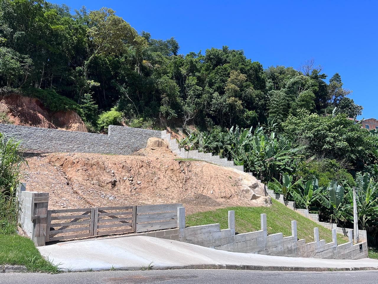 Terreno com viabilidade para 6 pavimentos em Forquilhinhas, São José