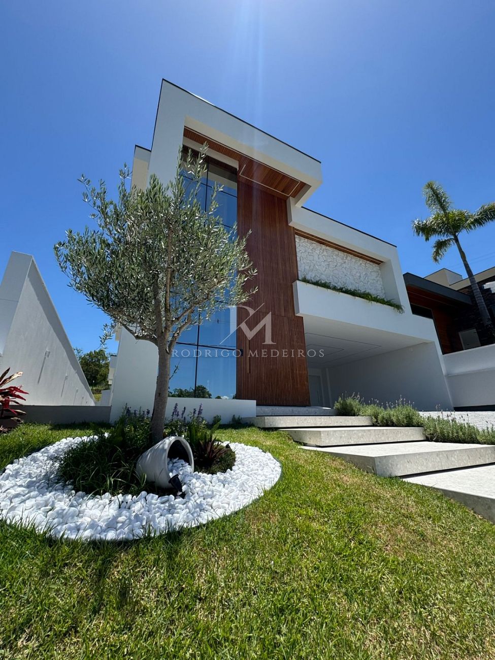 Casa em condomínio no Sertão do Maruim, São José SC, com fachada moderna e piscina