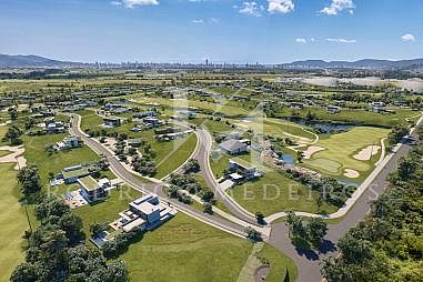 Lotes residenciais em condomínio fechado com infraestrutura moderna.