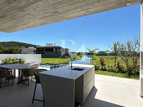 Casa com 3 suítes à venda na Pedra Branca, Palhoça, fundos para lago