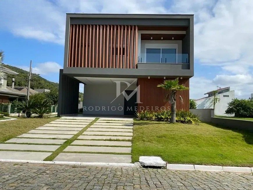 Casa com 4 suítes à venda em condomínio na Cachoeira do Bom Jesus em Florianópolis