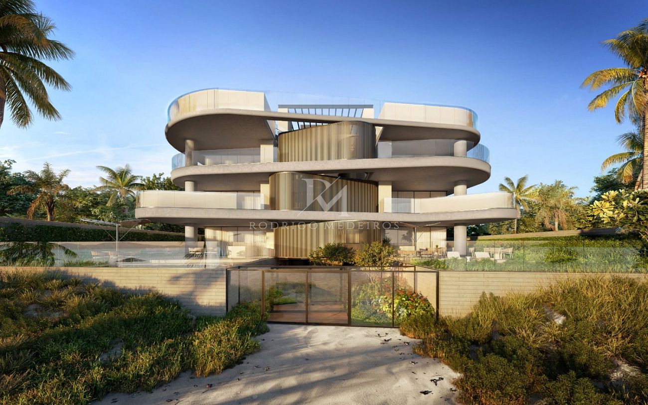 Apartamentos frente mar com 4 suítes na Praia do Estaleiro