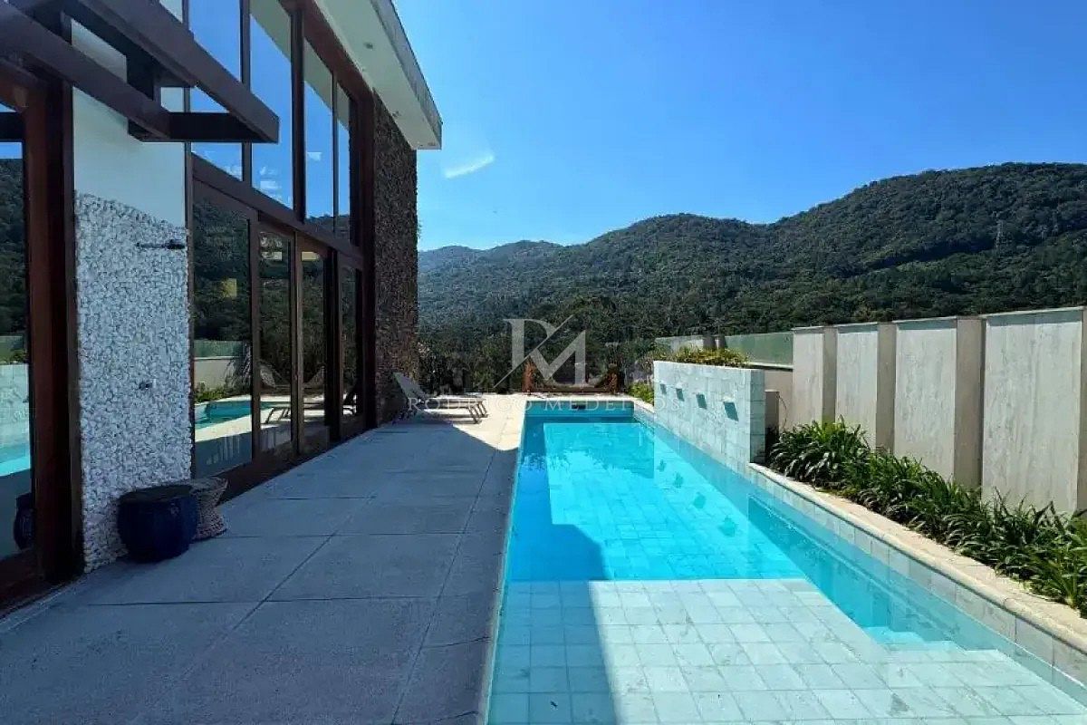 Casa em Condomínio com 4 Suítes – Itacorubi – Florianópolis