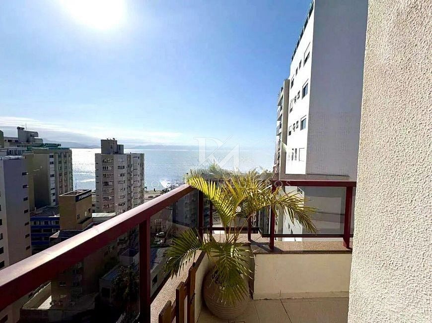 COBERTURA FRENTE MAR NO CENTRO DE FLORIANÓPOLIS