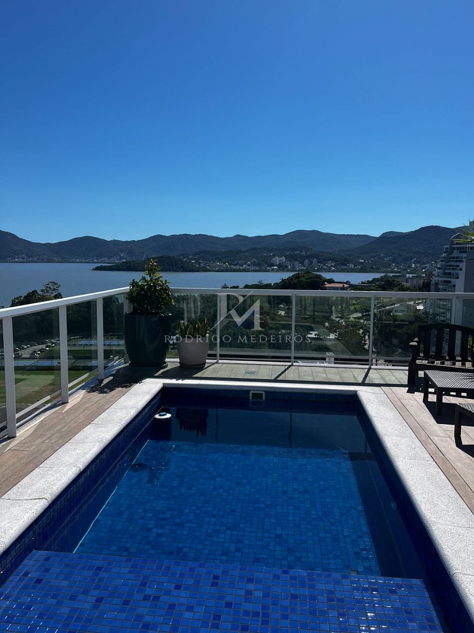 Cobertura plana com 350m² e vista mar na Agronômica em Florianópolis
