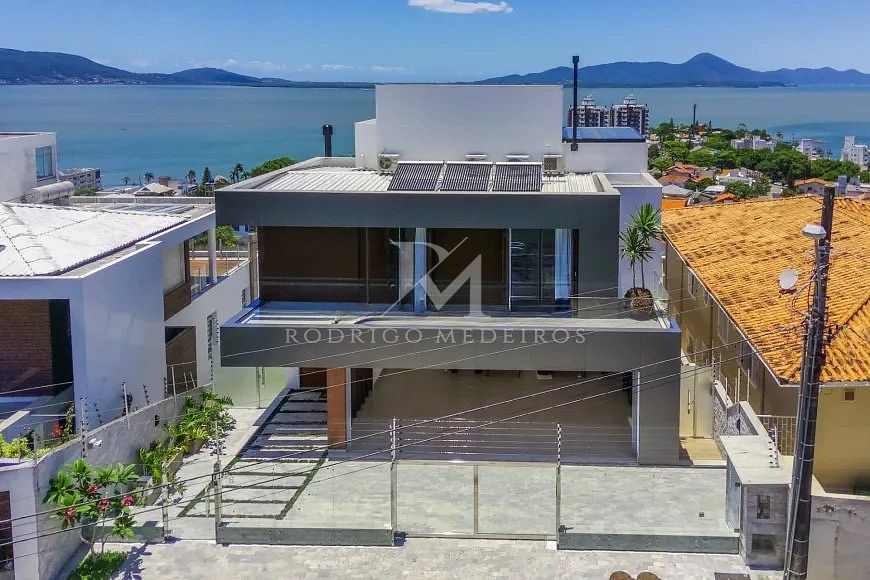 Casa com 3 suítes e vista panorâmica para o mar em Coqueiros, Florianópolis