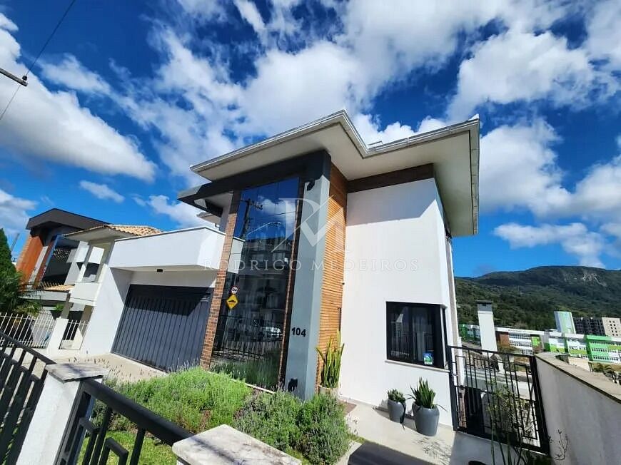 Casa 3 Suítes no bairro Pedra Branca em Palhoça-SC