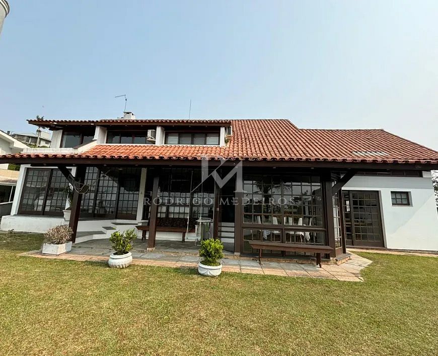 Casa com uma vista incrível com 4 dormitórios e 4 vagas de garagem no Bosque das Mansões - São Jose/SC