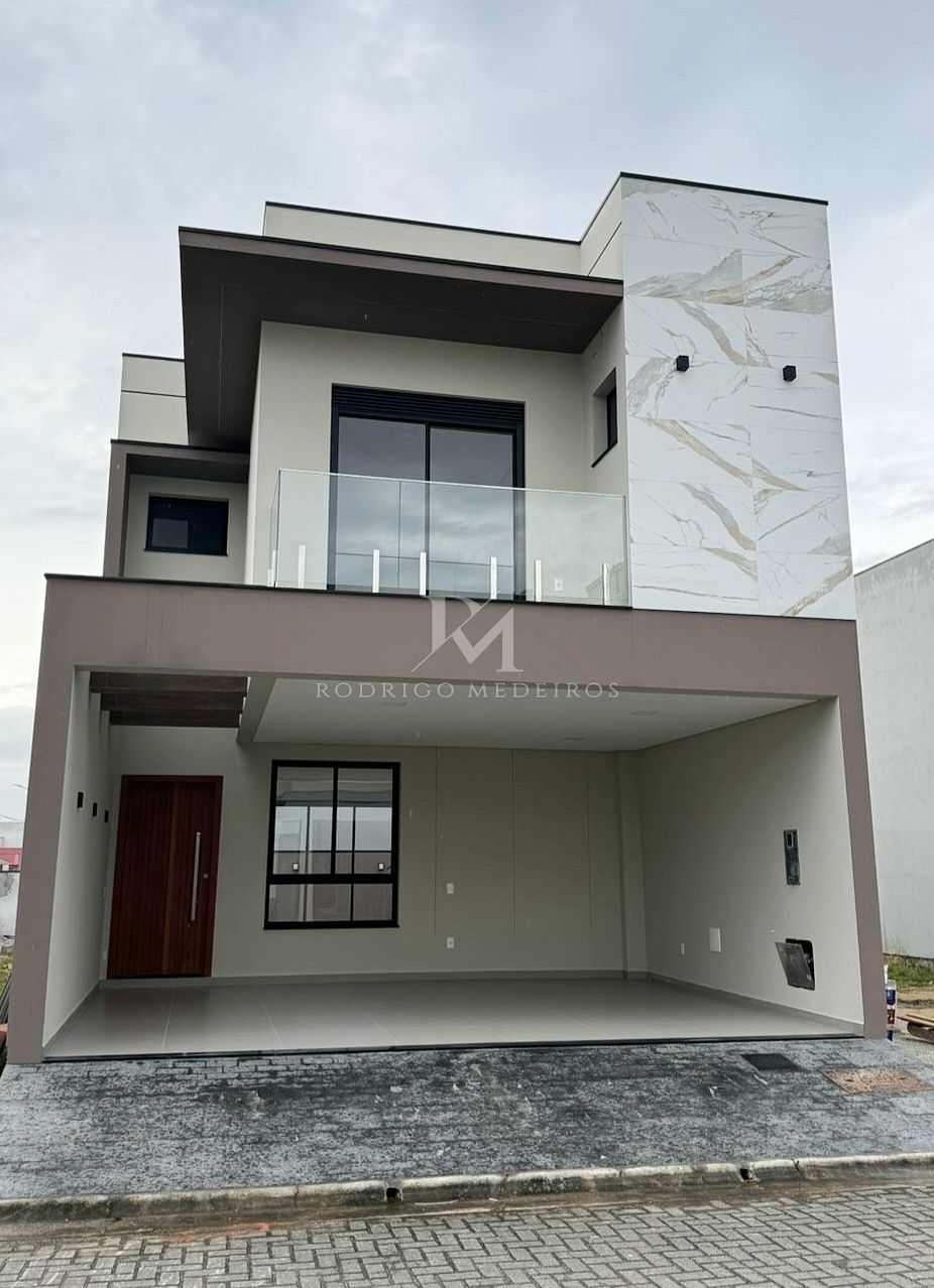 Casa com 3 quartos em condomínio com lazer e acabamento de alto padrão