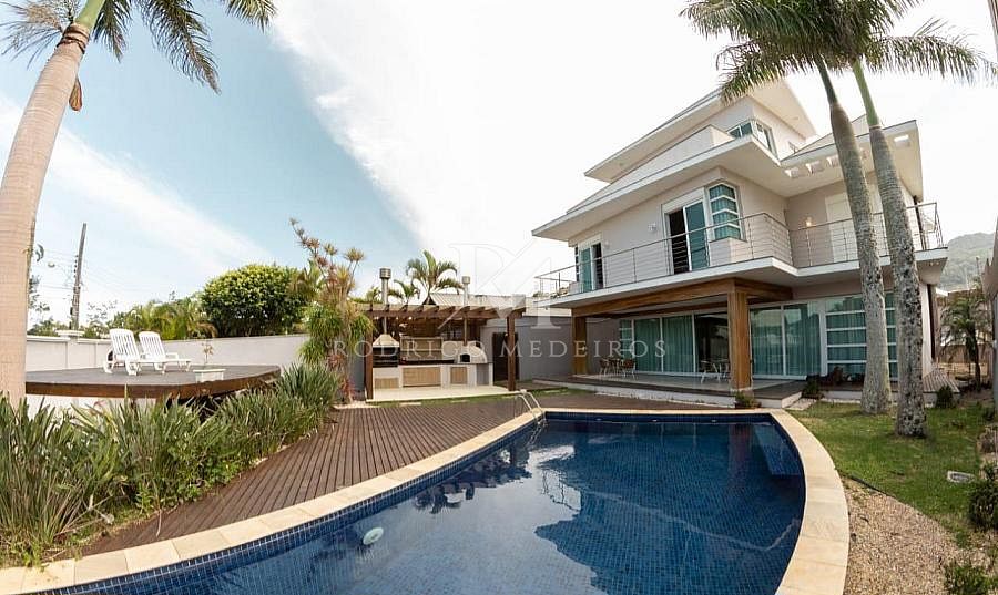 Casa Mobiliada, 6 Dormitórios ( 5 Suítes) e Piscina - Taquara-BC