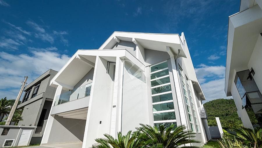 Casa 5 Suítes, Mobiliada, Piscina e Jardim - Ariribá-BC