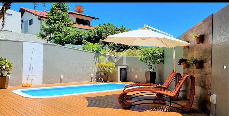 Casa Mobiliada, 4 Dormitórios (3 Suítes), Piscina - Ariribá/BC