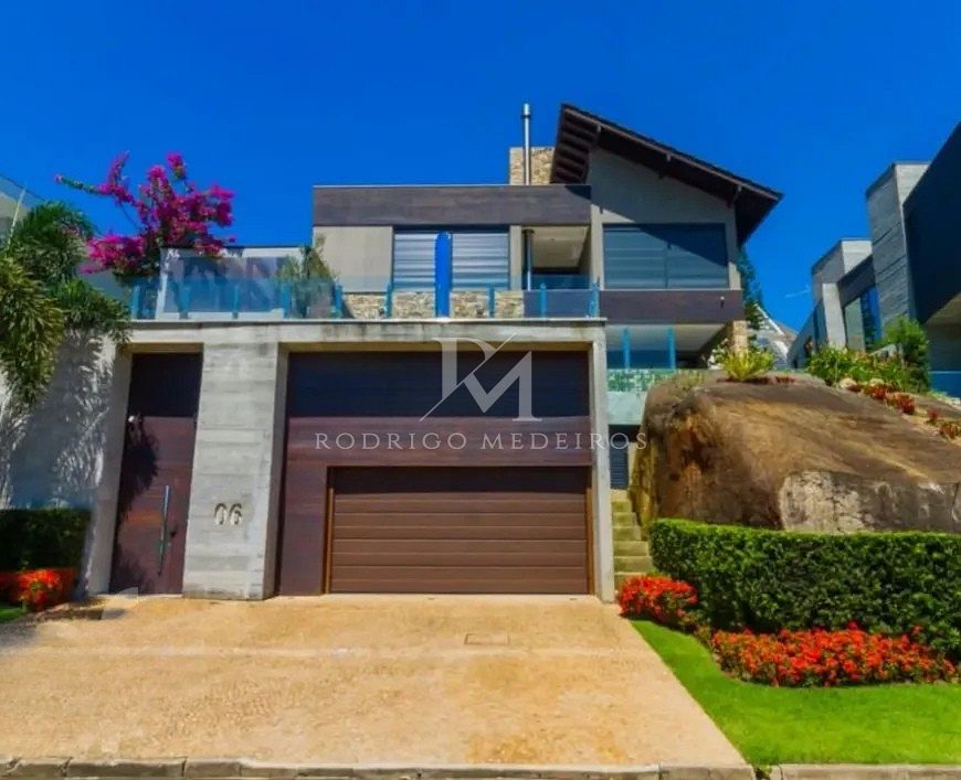 Casa de alto padrão à venda no Cacupé, Florianópolis-SC, com 3 suítes e vista para o mar