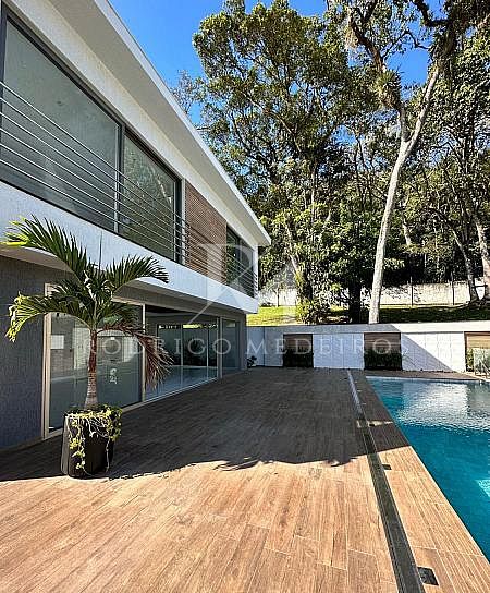 Casa 5 Dormitórios (4 Suítes), Piscina Borda Infinita - Balneário Camboriú-SC