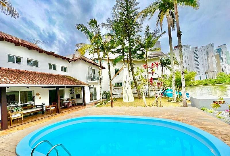 Casa com Píer e Vaga Náutica - Balneário Camboriú /SC