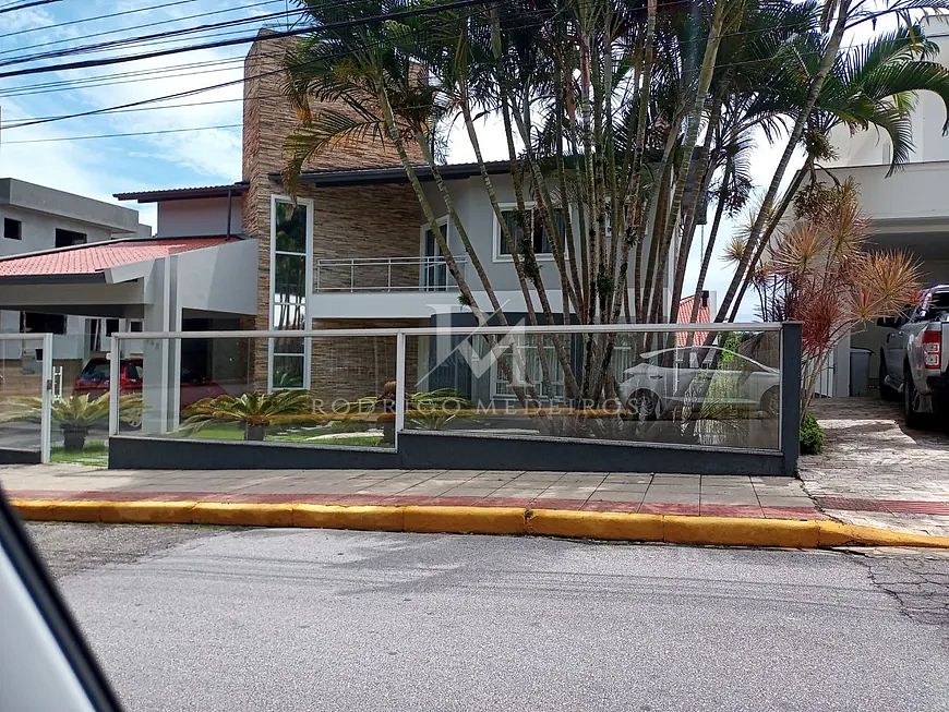 Casa 4 Dormitórios (2 Suítes), Piscina - Bosque das Mansões, São José/SC