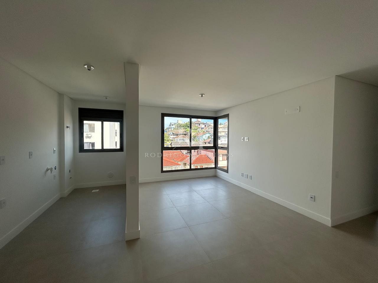 Apartamento 2 Dormitórios (1 Suíte) - Estreito, Florianópolis - SC