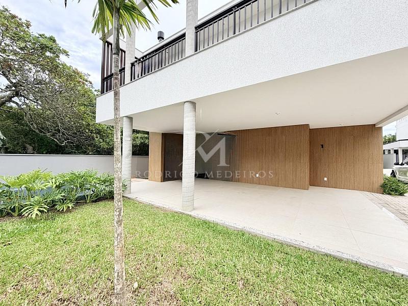 Casa mobiliada com 3 suítes no Cacupé, Florianópolis. Condomínio moderno, piscina privativa e a poucos metros do mar. — foto 2