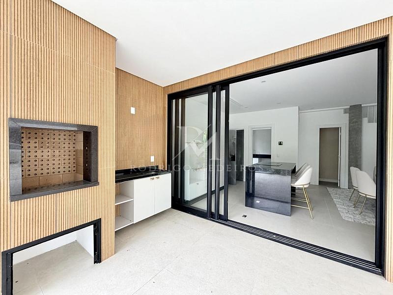 Casa mobiliada com 3 suítes no Cacupé, Florianópolis. Condomínio moderno, piscina privativa e a poucos metros do mar. — foto 3