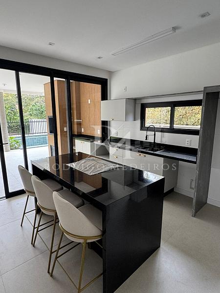 Casa mobiliada com 3 suítes no Cacupé, Florianópolis. Condomínio moderno, piscina privativa e a poucos metros do mar. — foto 27