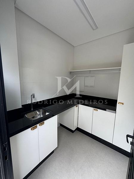 Casa mobiliada com 3 suítes no Cacupé, Florianópolis. Condomínio moderno, piscina privativa e a poucos metros do mar. — foto 14