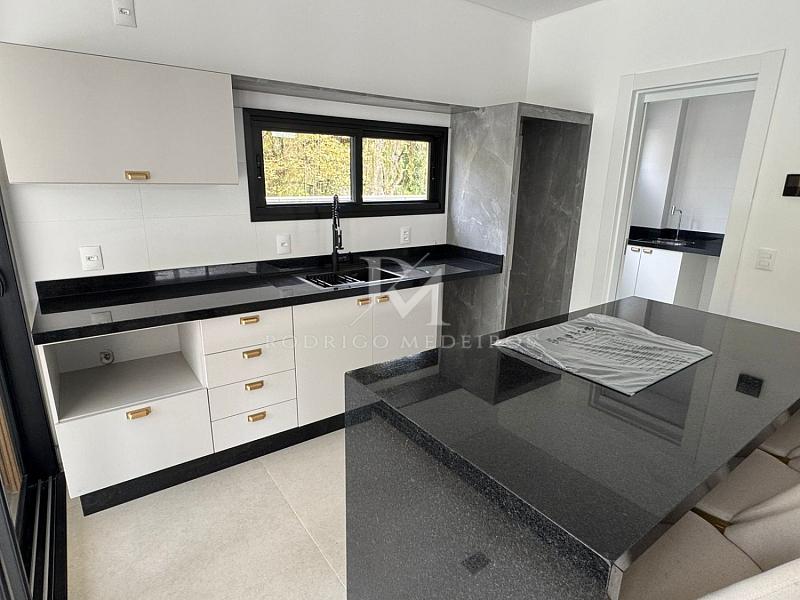 Casa mobiliada com 3 suítes no Cacupé, Florianópolis. Condomínio moderno, piscina privativa e a poucos metros do mar. — foto 20