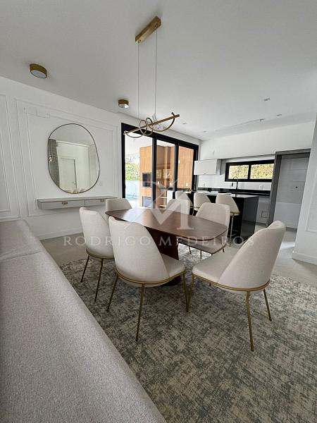 Casa mobiliada com 3 suítes no Cacupé, Florianópolis. Condomínio moderno, piscina privativa e a poucos metros do mar. — foto 26