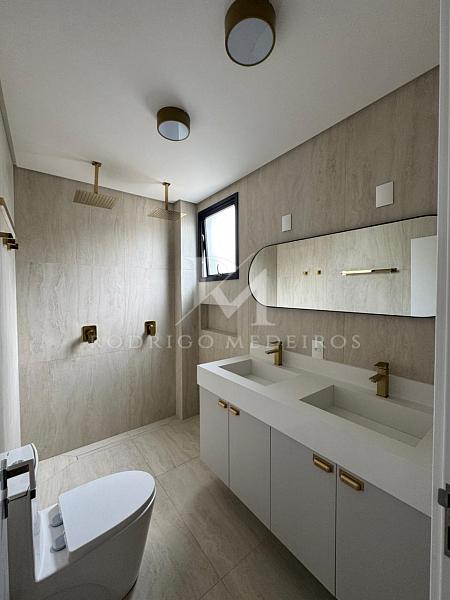 Casa mobiliada com 3 suítes no Cacupé, Florianópolis. Condomínio moderno, piscina privativa e a poucos metros do mar. — foto 10