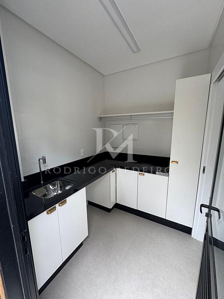 Casa mobiliada com 3 suítes no Cacupé, Florianópolis. Condomínio moderno, piscina privativa e a poucos metros do mar. — foto 12