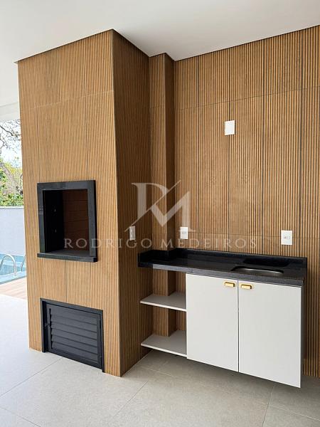 Casa mobiliada com 3 suítes no Cacupé, Florianópolis. Condomínio moderno, piscina privativa e a poucos metros do mar. — foto 8