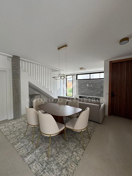 Casa mobiliada com 3 suítes no Cacupé, Florianópolis. Condomínio moderno, piscina privativa e a poucos metros do mar. — foto 9