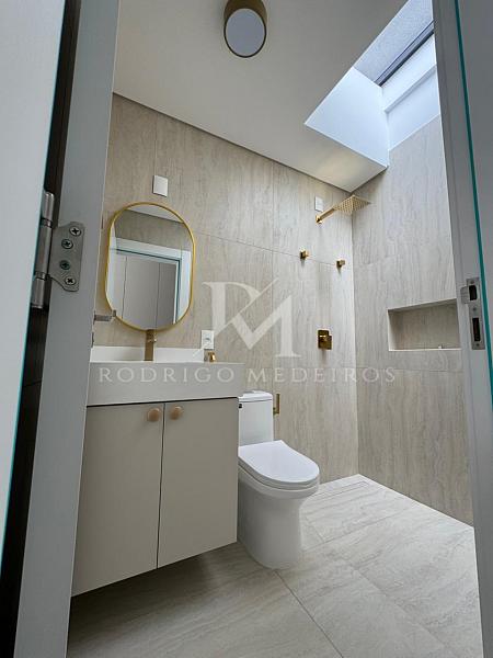 Casa mobiliada com 3 suítes no Cacupé, Florianópolis. Condomínio moderno, piscina privativa e a poucos metros do mar. — foto 6