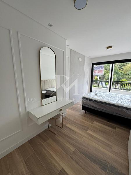 Casa mobiliada com 3 suítes no Cacupé, Florianópolis. Condomínio moderno, piscina privativa e a poucos metros do mar. — foto 5