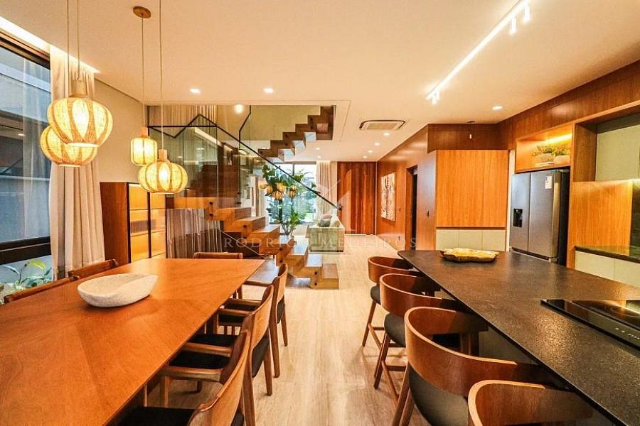 Casa de Condom�nio com 4 Quartos � venda, 428m� - Pedra Branca Metragem  428 m�  Quartos  4  Banheiros  6  Vagas  2  Mobiliado  Piscina  Lareira  +18 1