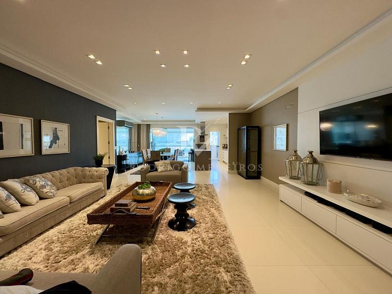 Apartamento quadra-mar com 4 su�tes no Centro de Itapema 1