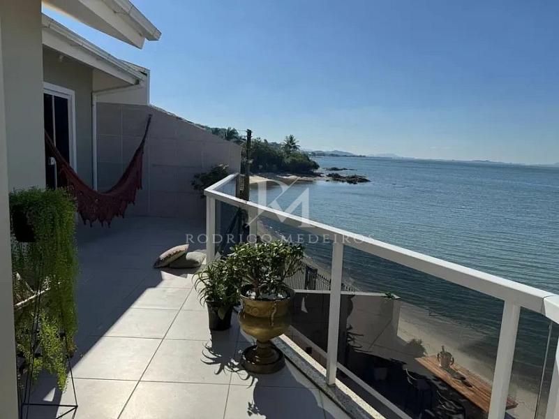 CASA P� NA AREIA COM ACESSO DIRETO AO MAR � PRAIA DE FORA | PALHO�A 1