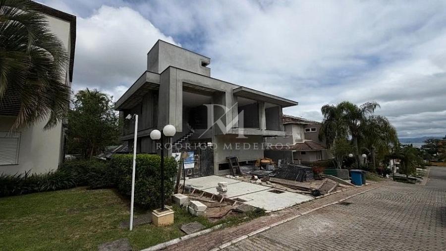 Casa de Condom�nio com 4 Quartos � venda, 383m� - Santo Ant�nio de Lisboa Metragem  383 m�  Quartos  4  Banheiros  5  Vagas  3  Piscina  Quintal  Play 1