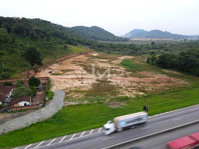 Terreno de 60.000 m� �s margens da BR-101, no bairro Itapocu, em Araquari, Santa Catarina, com potencial comercial e industrial. 1