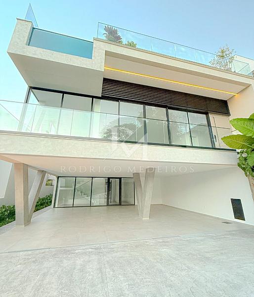 Casa com vista para o mar em condom�nio fechado em Balne�rio Cambori�