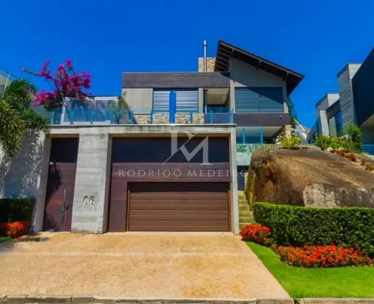 Casa � venda no Cacup�, Florian�polis, com vista para o mar e piscina com borda infinita