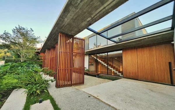 Casa de 3 suítes à venda no Cacupé, Florianópolis-SC, com vista para o mar