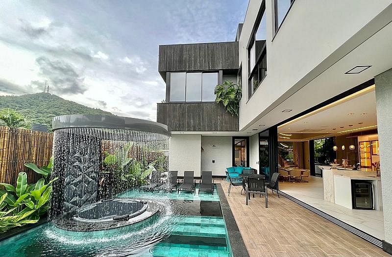 Casa Automatizada na Praia do Estaleiro-BC