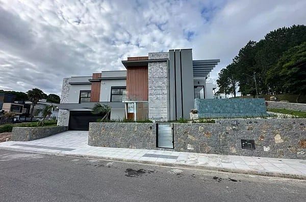 Casa com 3 suítes à venda na Pedra Branca, Palhoça — tecnologia, design e sustentabilidade