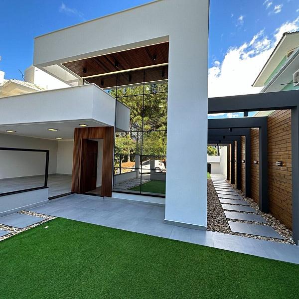 Casa � venda na Pedra Branca, Palho�a, com piscina e �rea gourmet em rua tranquila