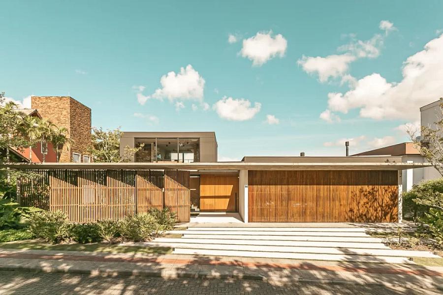 Casa � venda no Cacup�, Florian�polis, com vista para o mar e arquitetura premiada