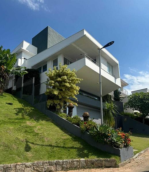 Casa ampla com 4 quartos � venda em condom�nio fechado com lazer completo