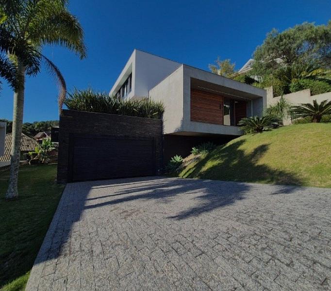 Casa � venda no Cacup�, Florian�polis, com vista para o mar e piscina de borda infinita